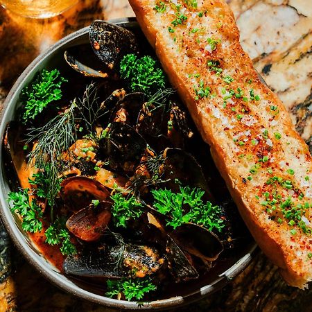 ยอร์ส ทรูลี ดีซี Hotel วอชิงตัน ภายนอก รูปภาพ A bowl of mussels with a slice of garlic bread
