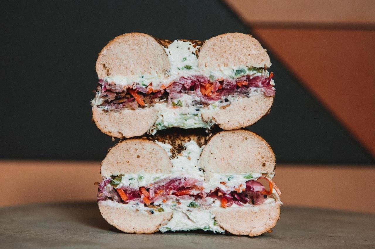 ยอร์ส ทรูลี ดีซี Hotel วอชิงตัน ภายนอก รูปภาพ A bagel with cream cheese, tomato, and onion