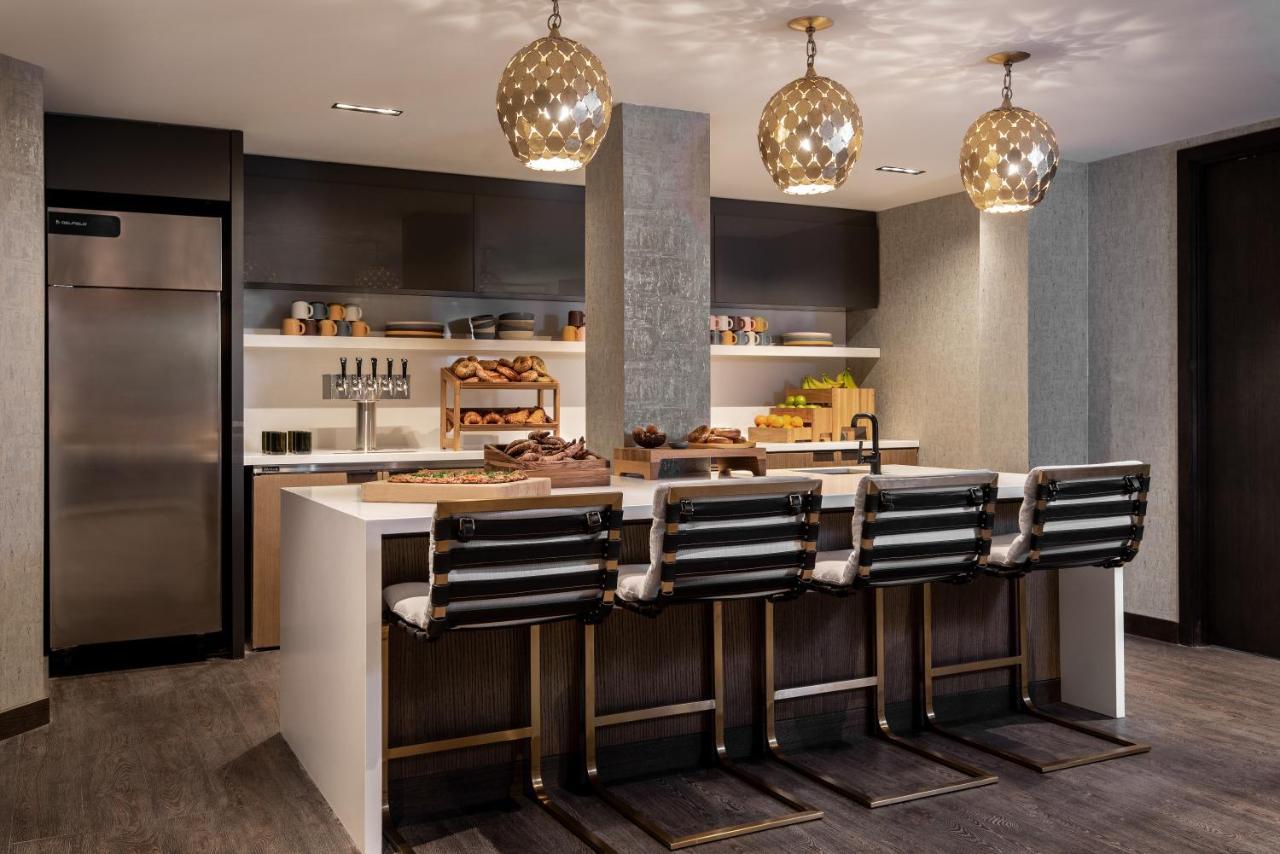 ยอร์ส ทรูลี ดีซี Hotel วอชิงตัน ภายนอก รูปภาพ A kitchen at The Ritz-Carlton, Boston Common