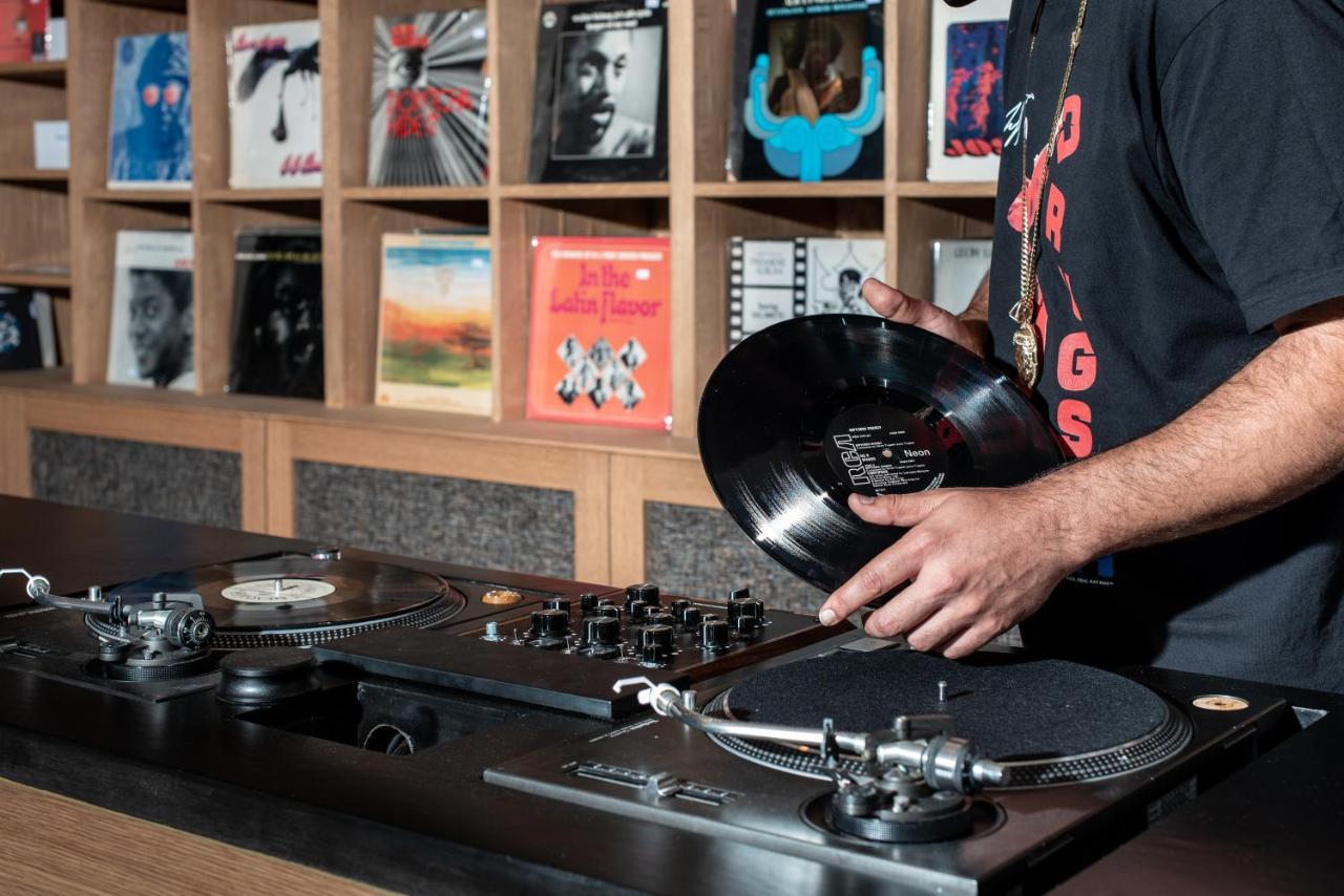 ยอร์ส ทรูลี ดีซี Hotel วอชิงตัน ภายนอก รูปภาพ A DJ playing a record