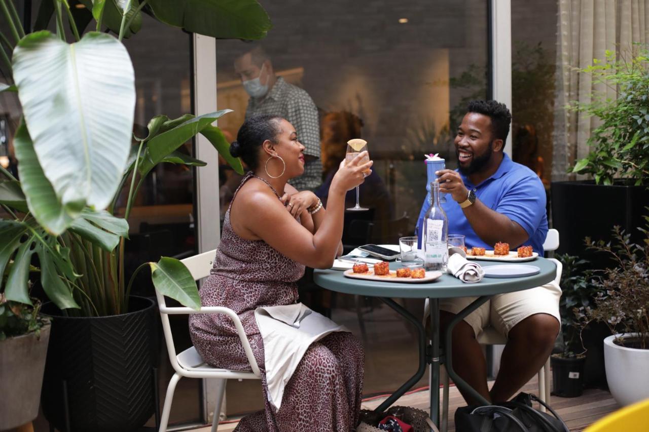 ยอร์ส ทรูลี ดีซี Hotel วอชิงตัน ภายนอก รูปภาพ A couple eating at a restaurant