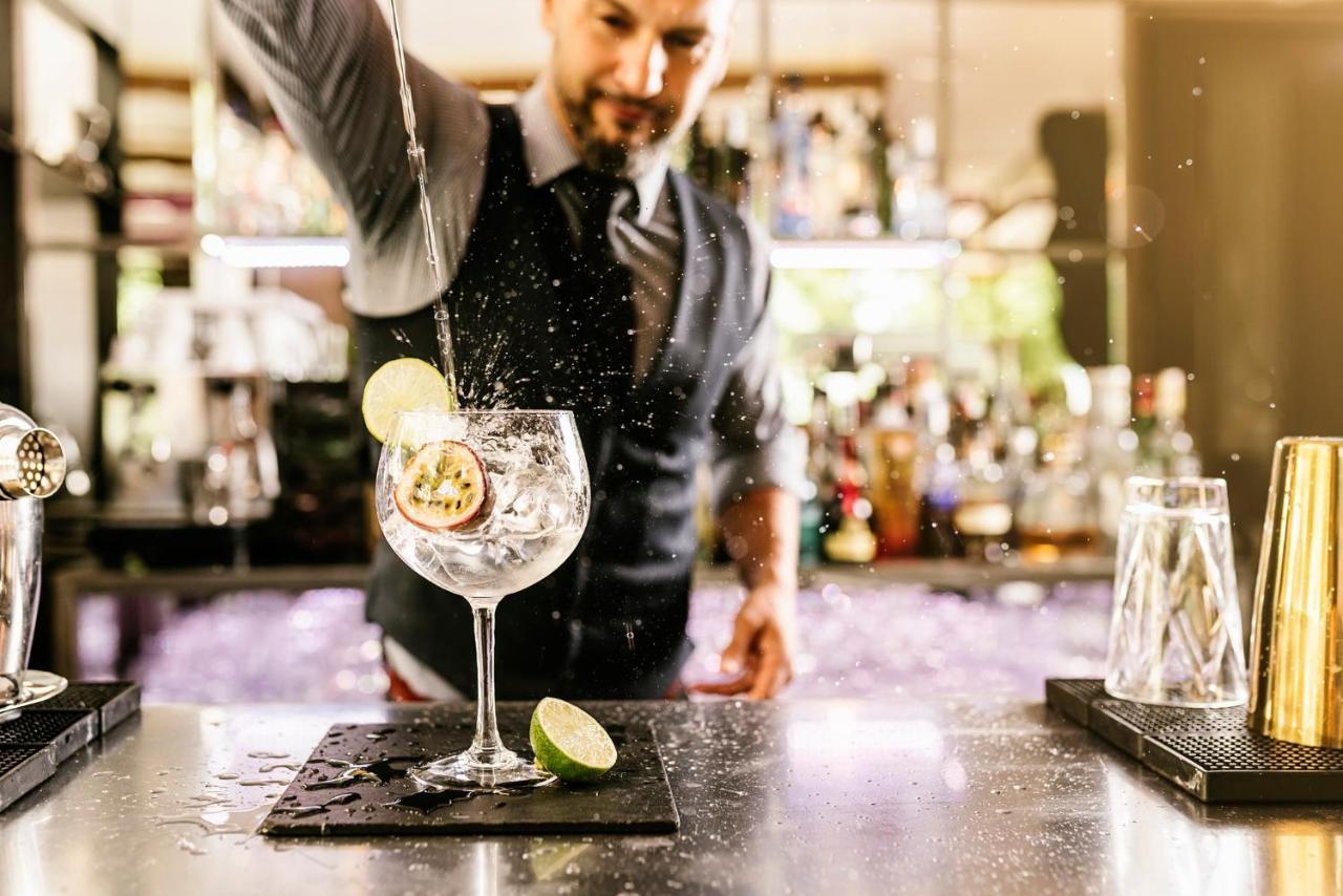 ยอร์ส ทรูลี ดีซี Hotel วอชิงตัน ภายนอก รูปภาพ A bartender preparing a cocktail