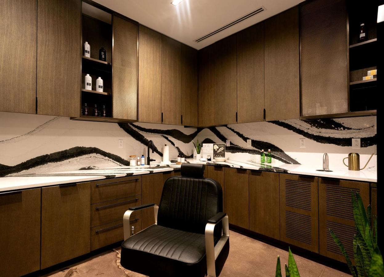 ยอร์ส ทรูลี ดีซี Hotel วอชิงตัน ภายนอก รูปภาพ The interior of a barbershop in Dubai, United Arab Emirates