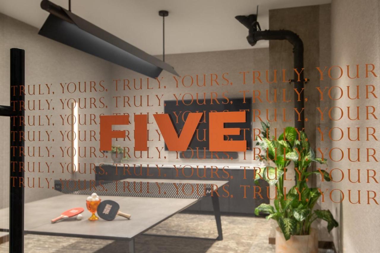 ยอร์ส ทรูลี ดีซี Hotel วอชิงตัน ภายนอก รูปภาพ The interior of the Five office