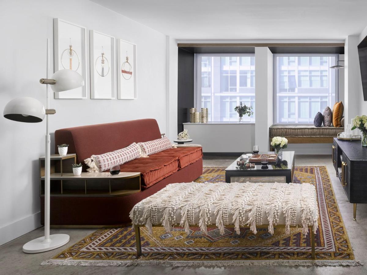 ยอร์ส ทรูลี ดีซี Hotel วอชิงตัน ภายนอก รูปภาพ A living room with a rug