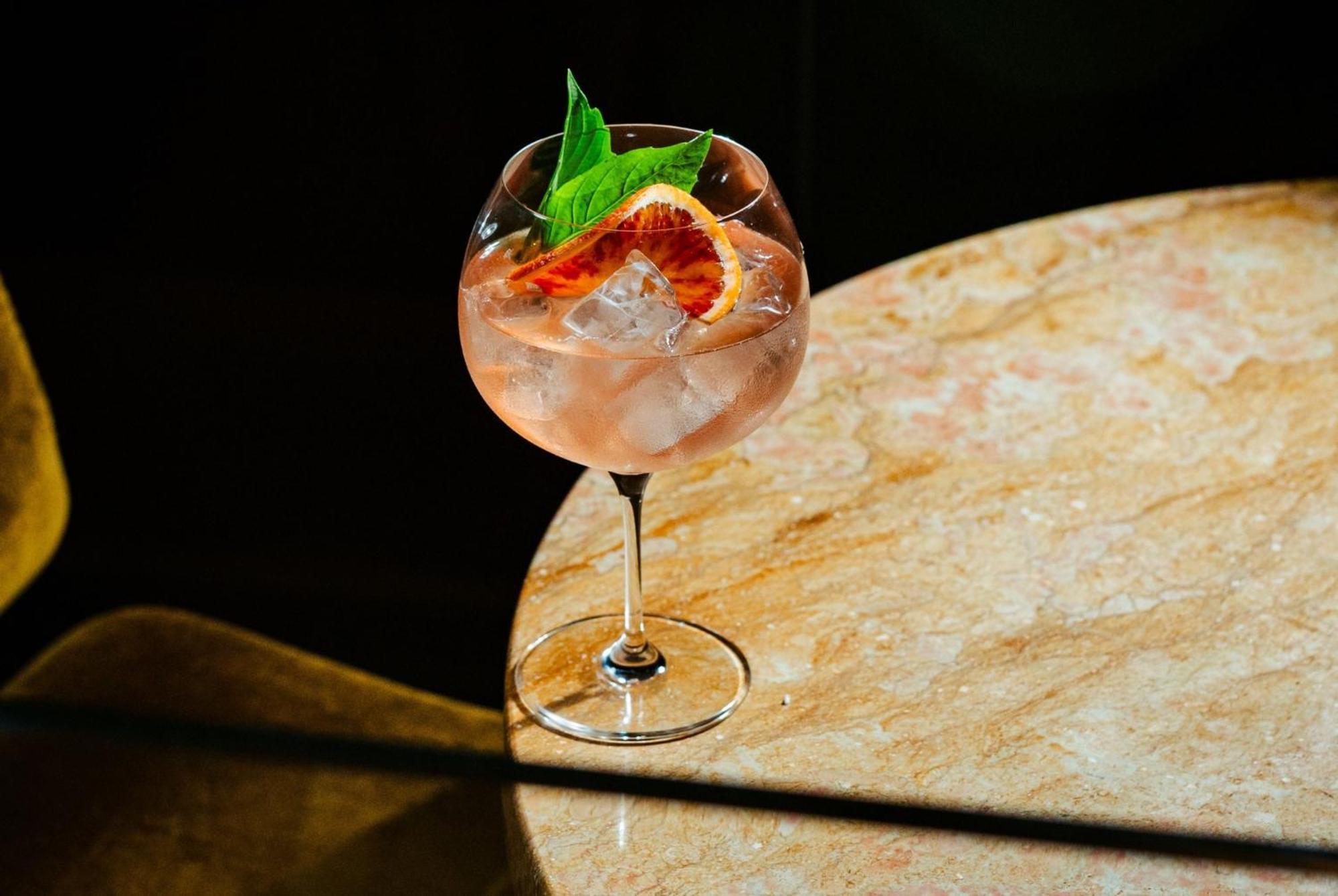 ยอร์ส ทรูลี ดีซี Hotel วอชิงตัน ภายนอก รูปภาพ A pink gin and tonic