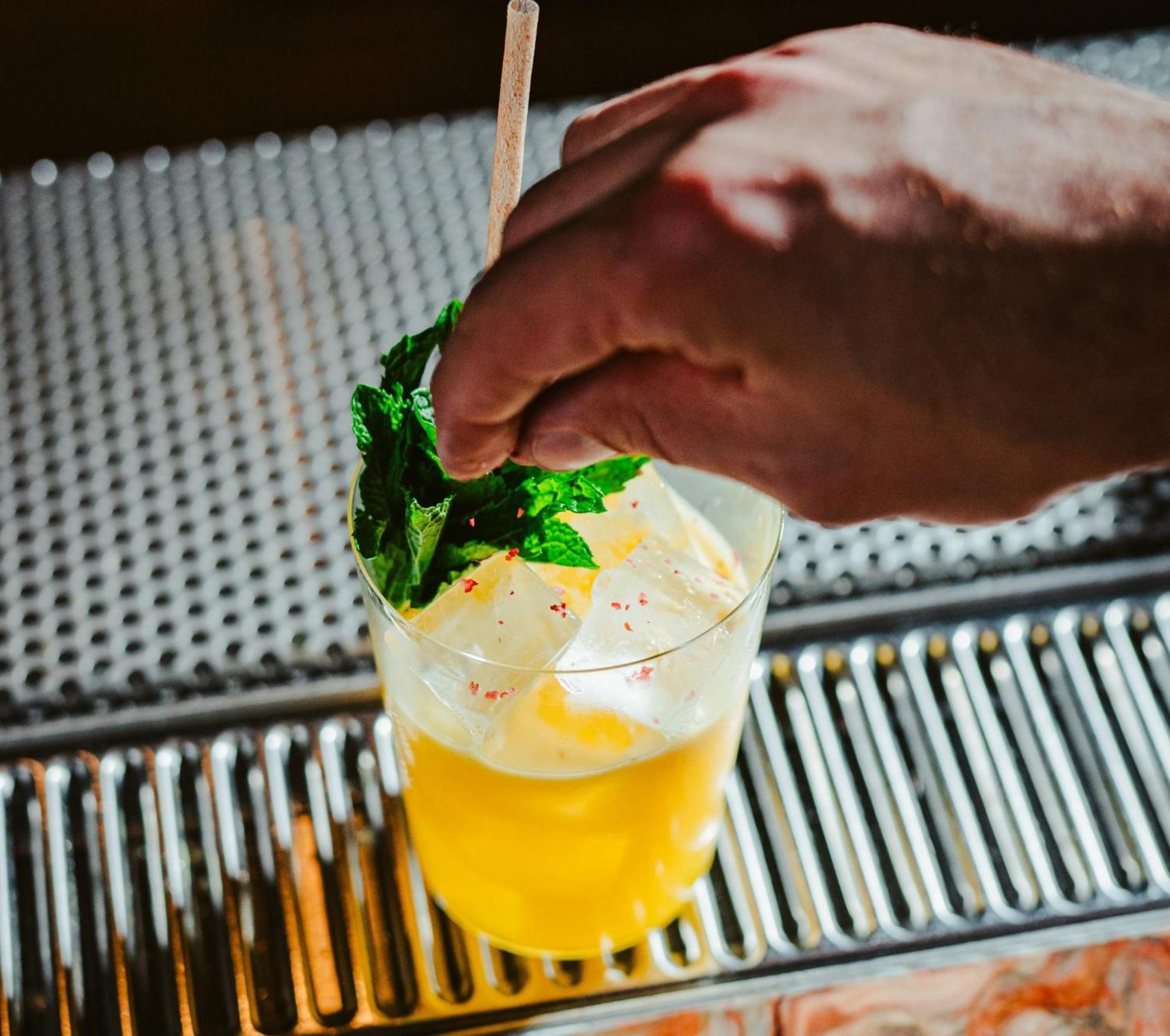 ยอร์ส ทรูลี ดีซี Hotel วอชิงตัน ภายนอก รูปภาพ A bartender garnishes a cocktail with mint.