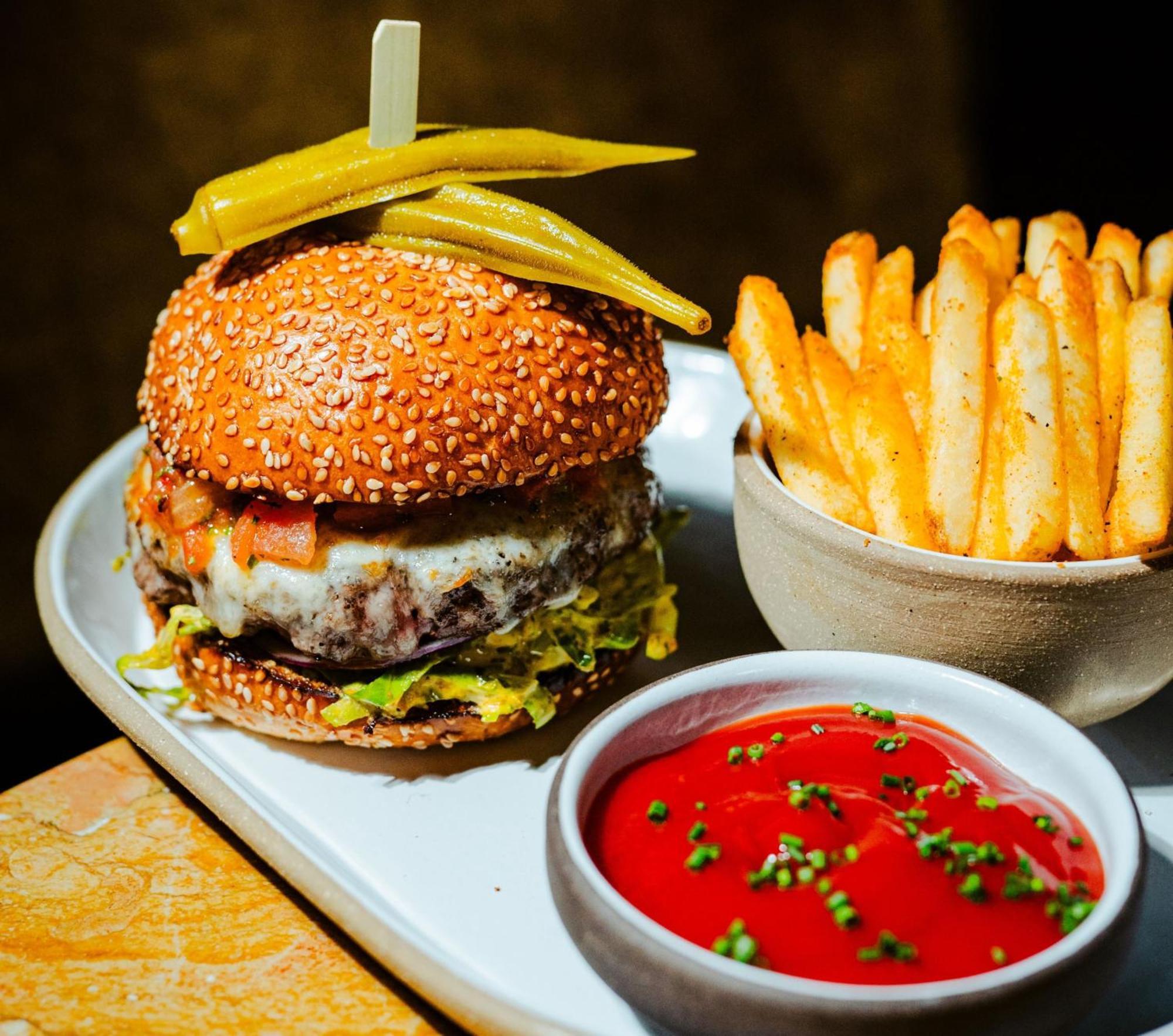 ยอร์ส ทรูลี ดีซี Hotel วอชิงตัน ภายนอก รูปภาพ A burger with chips and ketchup