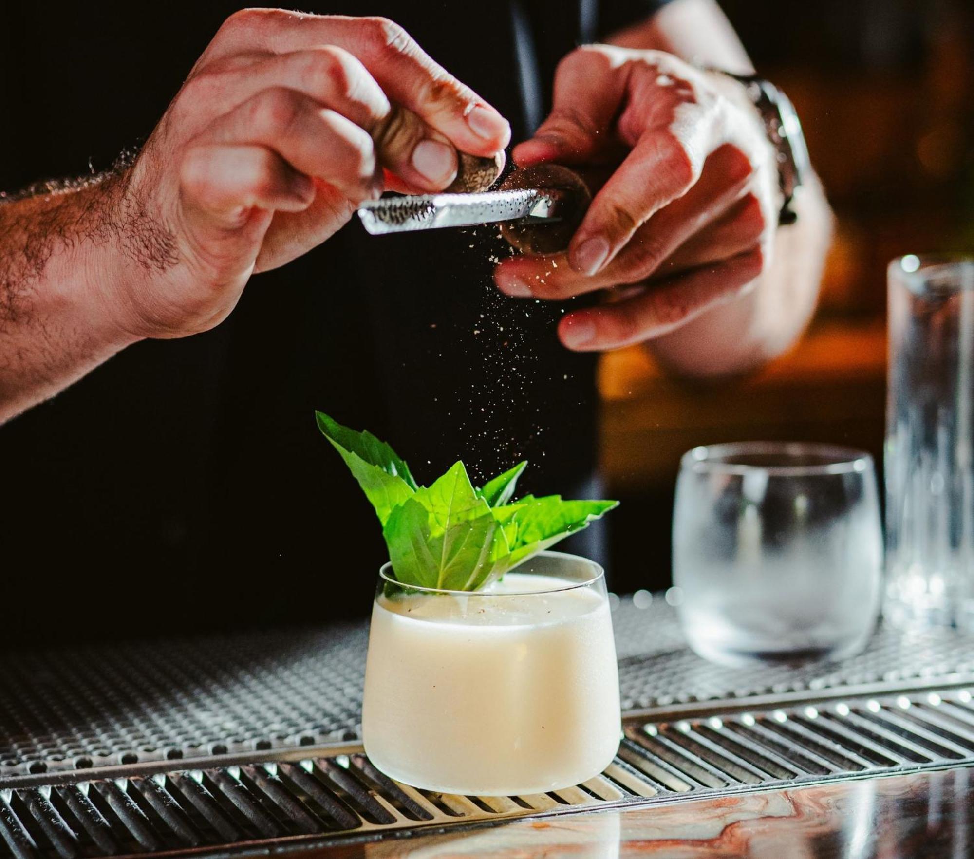 ยอร์ส ทรูลี ดีซี Hotel วอชิงตัน ภายนอก รูปภาพ A bartender grating nutmeg over a cocktail