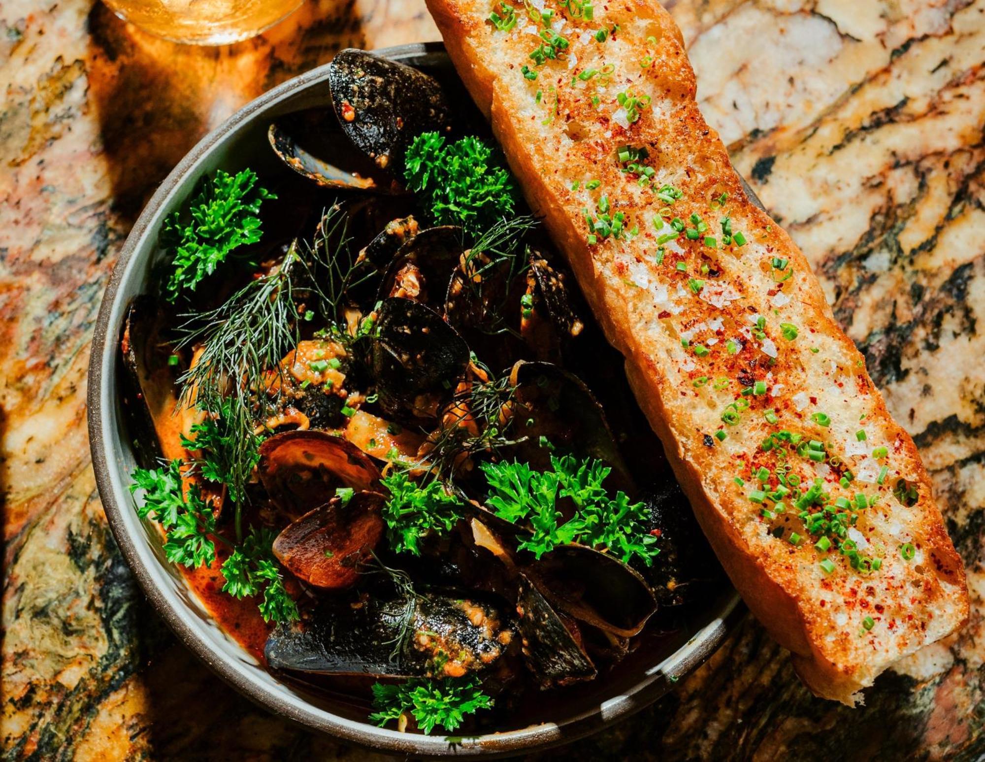 ยอร์ส ทรูลี ดีซี Hotel วอชิงตัน ภายนอก รูปภาพ A bowl of mussels with a slice of garlic bread