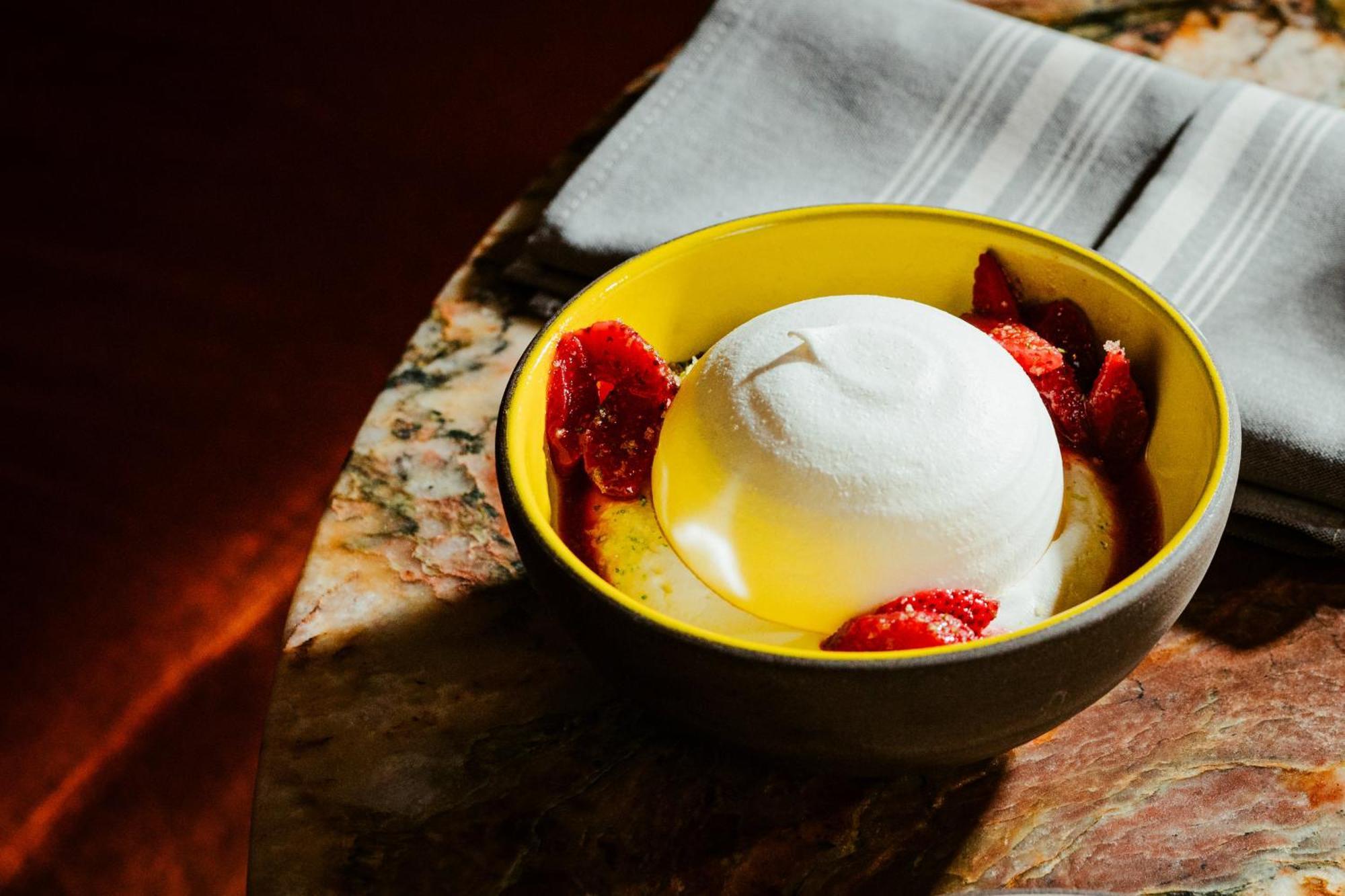 ยอร์ส ทรูลี ดีซี Hotel วอชิงตัน ภายนอก รูปภาพ A bowl of frozen yogurt with strawberries