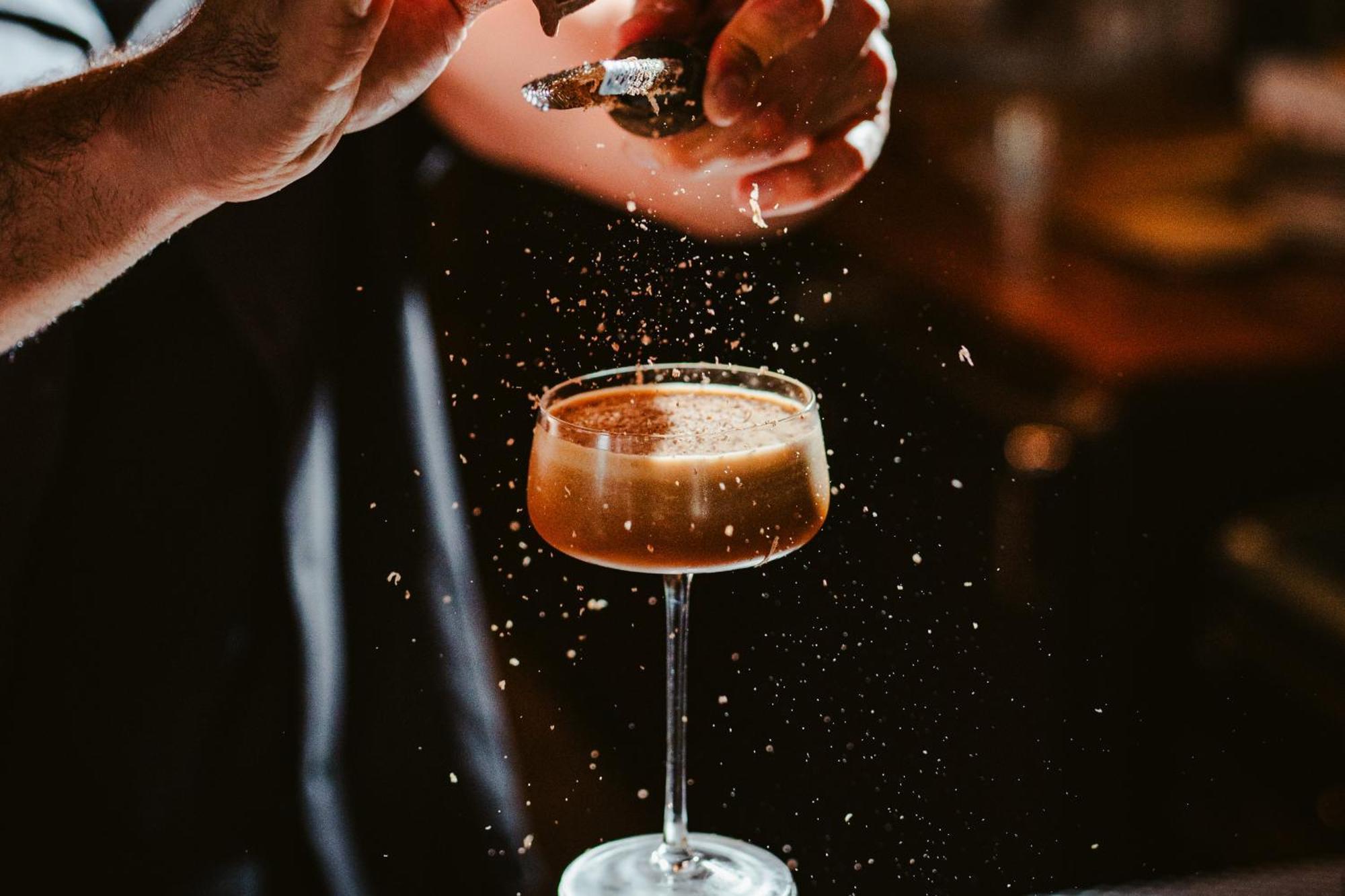 ยอร์ส ทรูลี ดีซี Hotel วอชิงตัน ภายนอก รูปภาพ A bartender dusting a cocktail with ground nutmeg