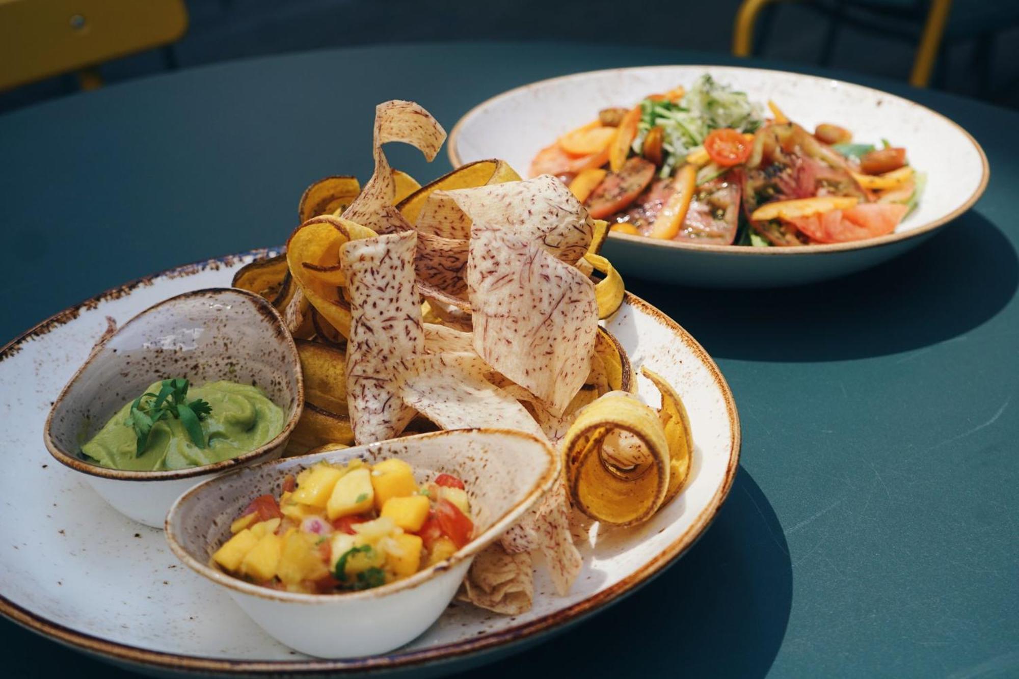 ยอร์ส ทรูลี ดีซี Hotel วอชิงตัน ภายนอก รูปภาพ A plate of nachos with guacamole and mango salsa