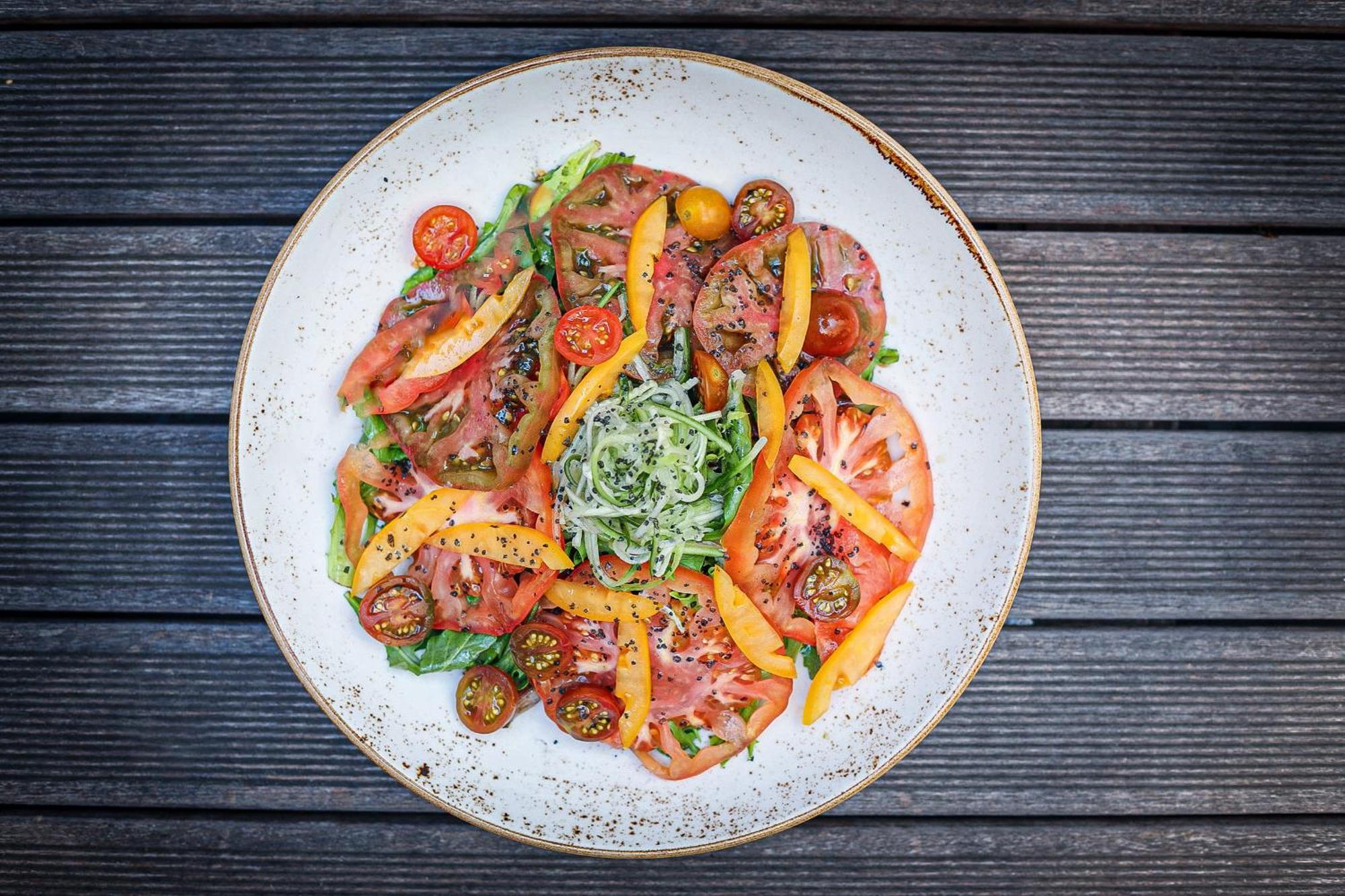 ยอร์ส ทรูลี ดีซี Hotel วอชิงตัน ภายนอก รูปภาพ A salad of tomatoes, bell peppers, and sprouts